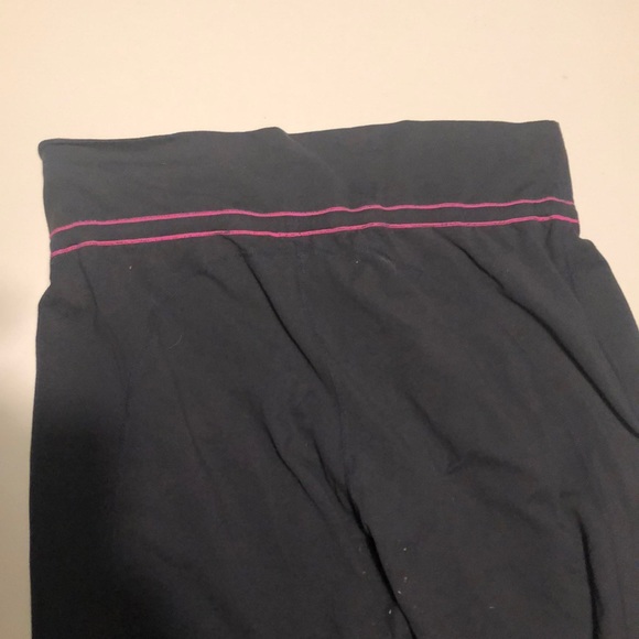 Charcoal Size 12 Lululemon Capris with pink detail - Picture 4 of 4